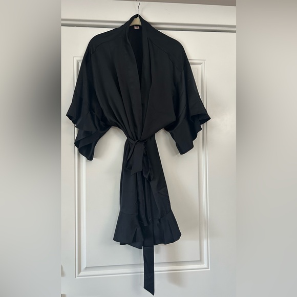 🔥😍Victoria’s Secret Black Satin Kimono Robe | Lingerie Cover-Up - Picture 2 of 7
